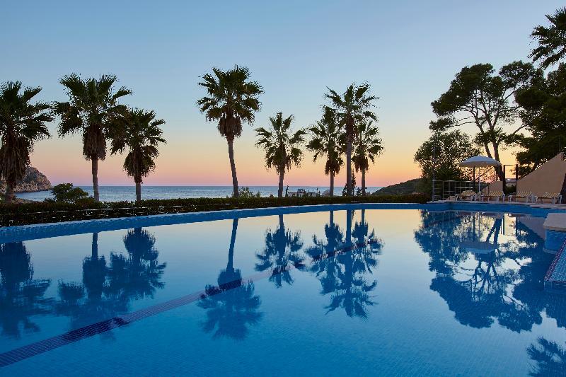 Universal Aparthotel Don Camilo Sant Elm Exterior photo